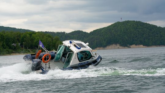 Policjanci uratowali mężczyznę tonącego na Jeziorze Solińskim