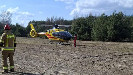15-latek na motocyklu uderzył w drzewo. Śmigłowiec LPR zabrał go do szpitala w Rzeszowie 15-latek na motocyklu uderzył w drzewo. Śmigłowiec LPR zabrał go do szpitala w Rzeszowie