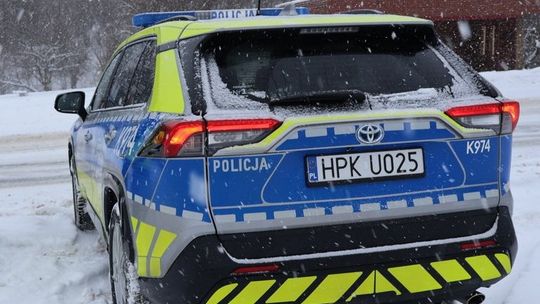 Pijany 15-latek znaleziony w głębokiej zaspie. Policyjna interwencja uratowała mu życie