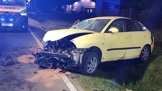 17-latek bez prawa jazdy dachował Seatem w Bliznem. Trzy osoby w szpitalach