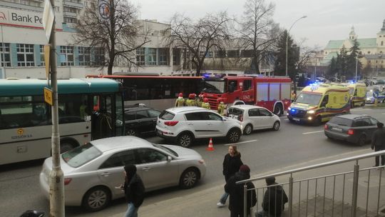 Karambol autobusu MKS z trzema samochodami pod Galerią Rzeszów. 4 osoby ranne!