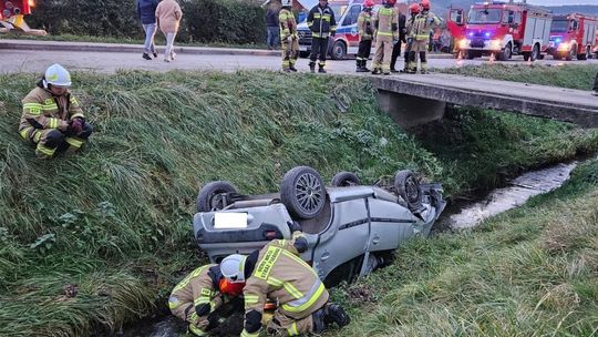 4-letnia dziewczynka trafiła do rzeszowskiego szpitala po dachowaniu samochodu