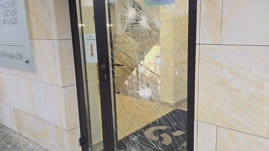 Akt wandalizmu w Łące. Zniszczone Gminne Centrum Kultury i Ośrodek Zdrowia Akt wandalizmu w Łące. Zniszczone Gminne Centrum Kultury i Ośrodek Zdrowia