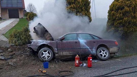 Audi uderzyło w przepust i stanęło w płomieniach [FOTO]