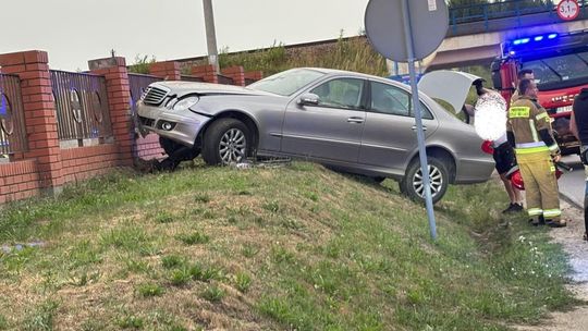 Auto wbiło się w ogrodzenie cmentarza. Dwie osoby ranne w Rudnej Wielkiej