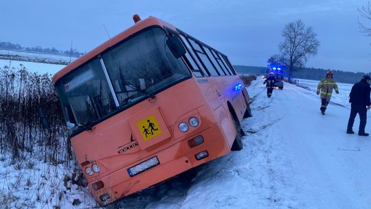 Autobus szkolny wpadł do rowu. 13-latka w szpitalu