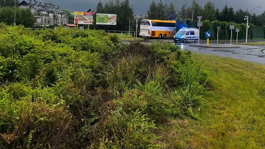 Autobus z 60 pasażerami wjechał za ekrany akustyczne