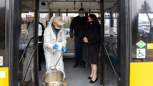 #AutobusCiepła dla potrzebujących w Rzeszowie. Rozdaje darmowe posiłki