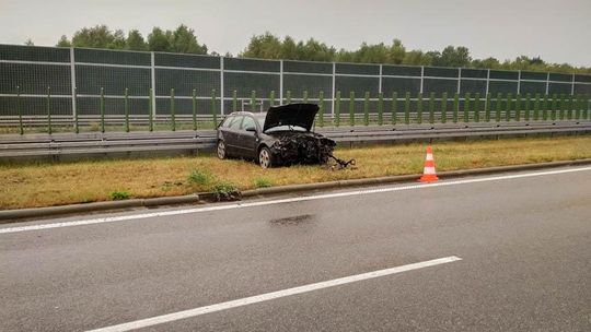 Autostrada A4. Samochód uderzył w bariery. Utrudnienia