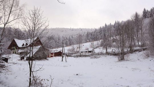 Beskidy: nie żyje kobieta; do szpitala trafił mężczyzna w stanie hipotermii