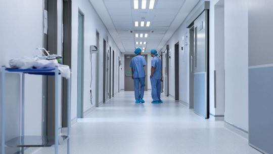 Bieszczadzka służba zdrowia pod ścianą. Czy „lobby doradców restrukturyzacyjnych” dobije szpital w Lesku?