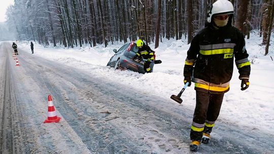 Blisko 300 interwencji strażaków po ataku zimy. Apel o usuwanie śniegu z dachów [ZDJĘCIA]