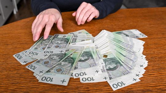 Blisko co trzeci Polak regularnie odkłada pieniądze m.in. na tzw. czarną godzinę