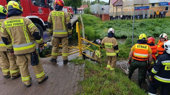 Brzozów: Samochód przebił bariery mostu i wpadł do rzeki
