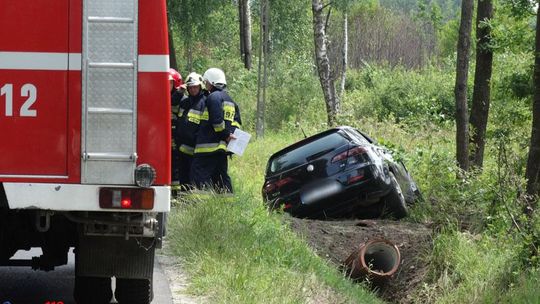 Budy Głogowskie. Pijany zjechał z drogi i uderzył w przepust [FOTO]