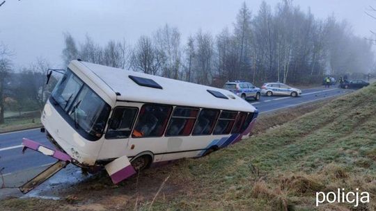 Bystrowice. Czołowe zderzenie dwóch aut i autobusu