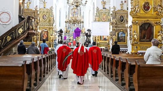 CBOS: 37 proc. Polaków praktykuje wiarę co niedzielę lub częściej