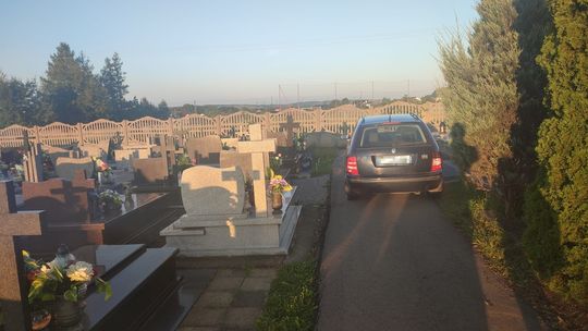 Chciał się schować przed policjantami na cmentarzu