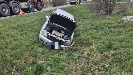 Chwila nieuwagi i groźne zderzenie na zakręcie. Dwa auta w rowach [ZDJĘCIA]