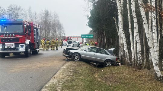 Chwila nieuwagi i poważny wypadek na skrzyżowaniu. Trzy auta rozbite, dwie osoby w szpitalu. Chwila nieuwagi i poważny wypadek na skrzyżowaniu. Trzy auta rozbite, dwie osoby w szpitalu.
