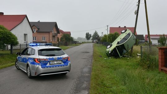 Citroen dachował i zatrzymał się na ogrodzeniu. Ranna młoda kobieta