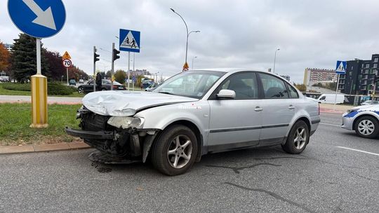 Czerwone światło przyczyną groźnej stłuczki na al. Witosa. 76-letni kierowca Volkswagena w szpitalu