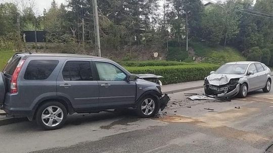 Czołowe zderzenie dwóch samochodów pod Łańcutem. Dwie osoby w szpitalu