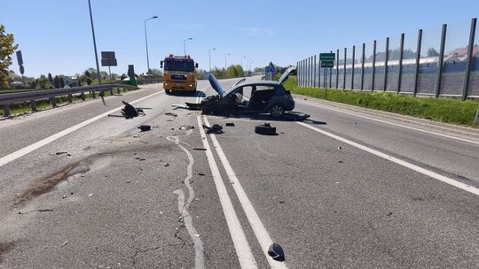 Czołowe zderzenie na obwodnicy Jarosławia. Kierowca zakleszczony w Oplu walczył o życie