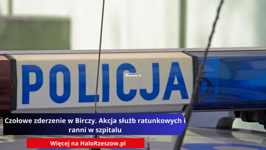 Zbliżenie na lampę ostrzegawczą radiowozu policyjnego z wyraźnym niebieskim napisem "POLICJA". Na dole nałożona fioletowa i czerwona belka z tekstem: "Czołowe zderzenie w Birczy. Akcja służb ratunkowych i ranni w szpitalu"
