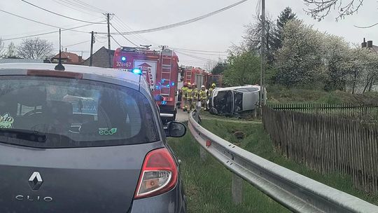 Dachowanie w Łukawcu. Auto w rowie, na szczęście bez rannych