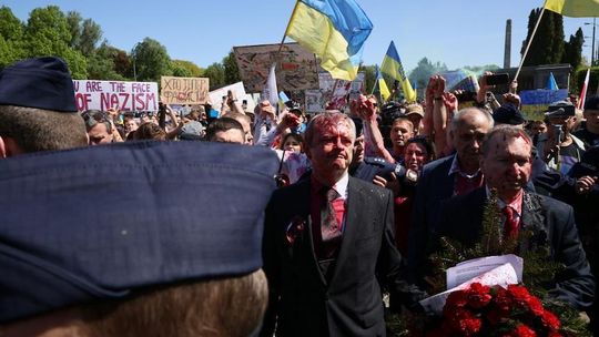 Demonstranci oblali czerwoną substancją ambasadora Rosji przed Mauzoleum Żołnierzy Radzieckich