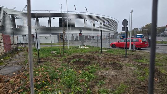 Mimo ogrodzenia wjazd do stadionu PCLA niezakłócony
