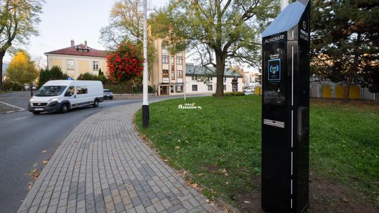 Dmuchnij i ocal życie swoje i innych. Przy ul. Moniuszki stanął miejski, darmowy alkomat