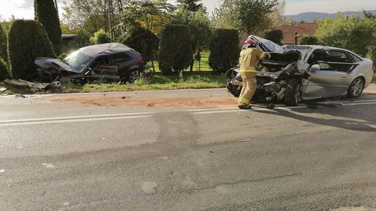 Dobrzechów. Zderzenia audi z oplem. Droga zablokowana!