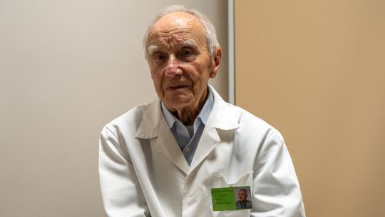 Doktor Zbigniew Wlazło ma 92 lata i wciąż leczy pacjentów, od 23 lat jako wolontariusz