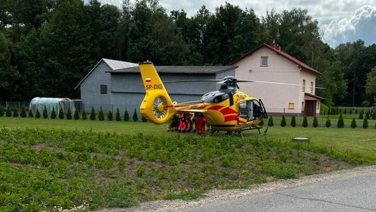 Dramat w Niechobrzu. Dodge zmiażdżył 44-latkowi nogę na autolawecie. Policjanci z Boguchwały uratowali mu życie prywatnym sprzętem! [ZDJĘCIA]
