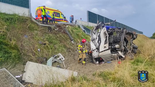 Dramatyczny wypadek ciężarówki na A4 pod Dębicą. Auto wypadło z drogi! [ZDJĘCIA]