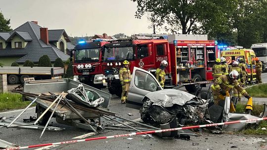 Droga wojewódzka całkowicie zablokowana. Koszmarny wypadek na granicy Teodorówki i Nadola. Czołowe zderzenie z tirem.