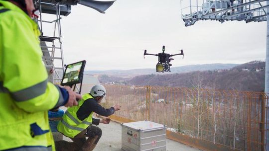 Dron przeciągał liny kolejki nad Soliną