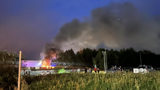 Duży pożar czterech samochodów ciężarowych w Głogowie Młp.