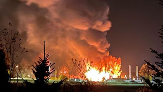 Duży pożar zakładu produkującego trumny w Pilźnie [ZDJĘCIA]