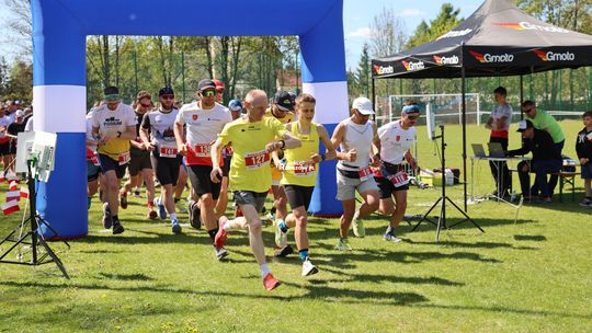 "Dwie flagi, jeden start". Świlecki Cross połączył sport, rodzinną zabawę i Fundusze Europejskie