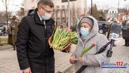 Dzień kobiet. Kampania... "społeczna" Marcina Warchoła