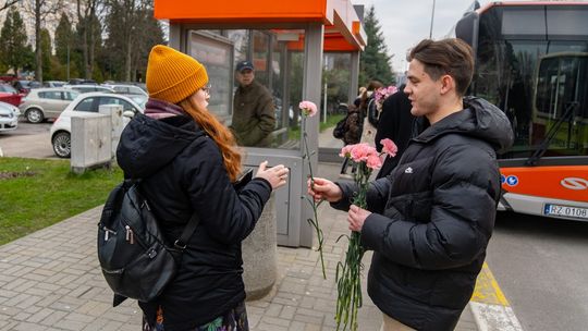 Dzień Kobiet w Rzeszowie. Zabytkowy Jelcz, kwiaty i moc radości [ZDJĘCIA]