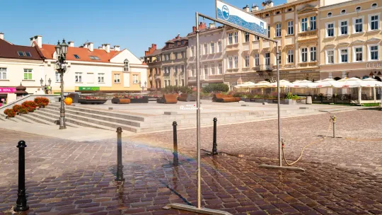Ekstremalny skwar nad Rzeszowem. Miasto reaguje i rozstawia kurtyny wodne