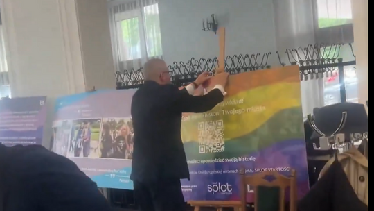Europoseł Grzegorz Braun zniszczył wystawę LGBT w Sejmie. Hołownia: od środy zakaz wstępu! [WIDEO]