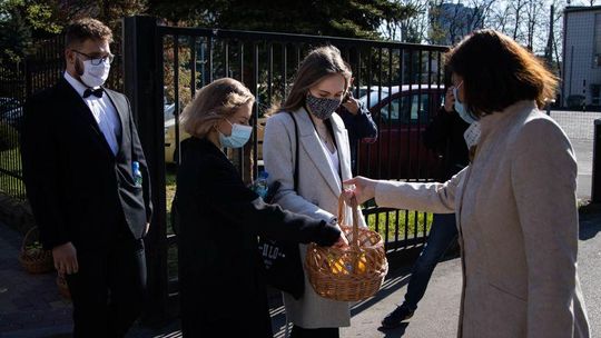 Ewa Leniart wsparła maturzystów. Rozdała tzw. soki mocy