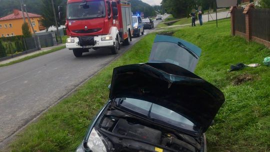 Ford uderzył w przepust drogowy. 37-latka i dziecko w szpitalu