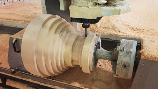 Frezowanie CNC na podzielnicy – na czym polega i kiedy warto je zastosować?