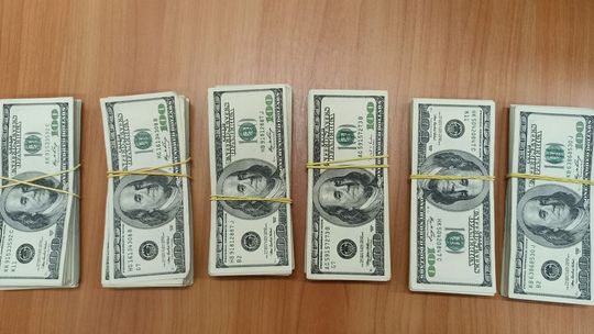 Funkcjonariusze KAS udaremnili próbę przemytu 59 tys. dolarów z Ukrainy